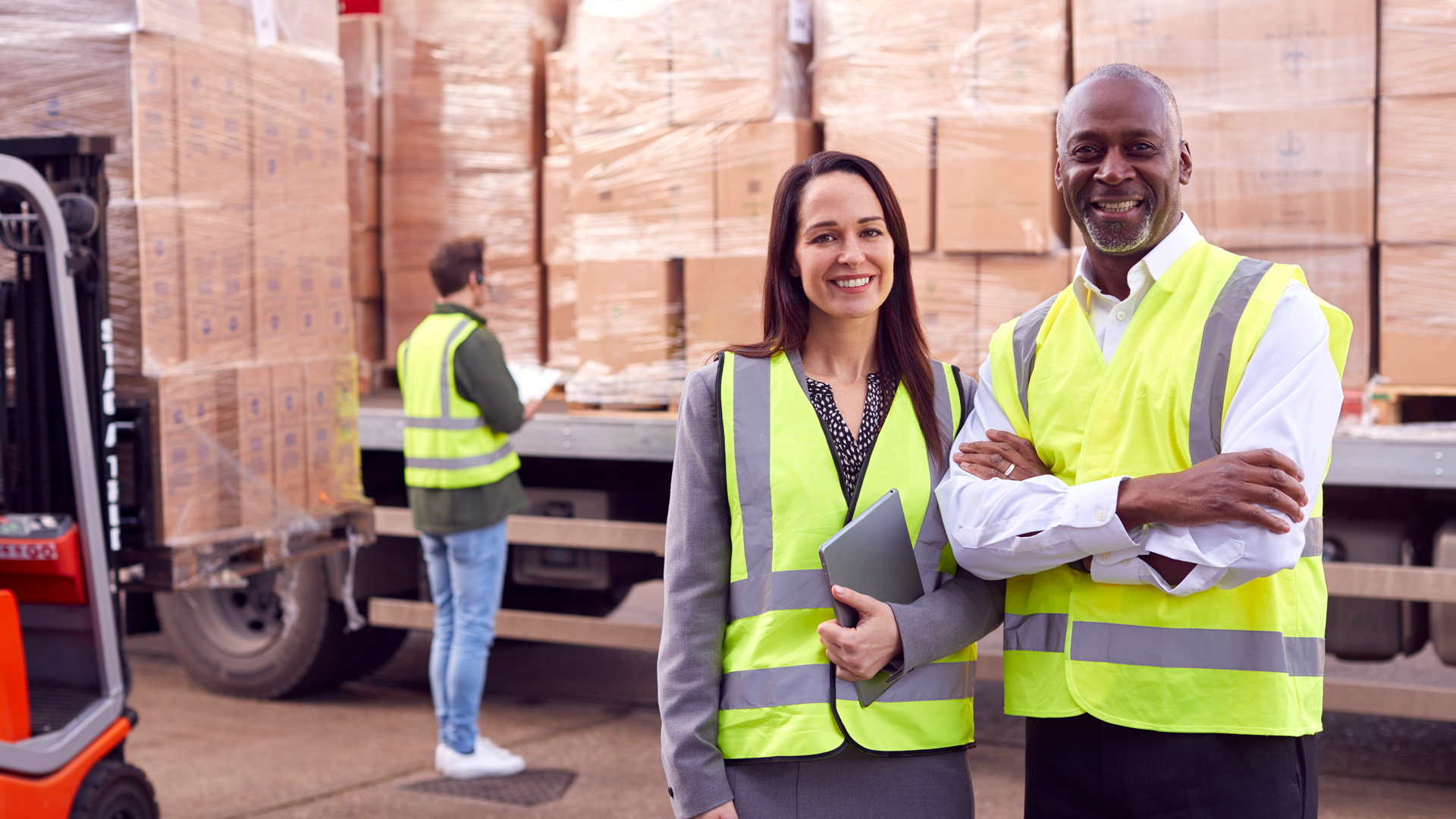 Stream-Partners-Team-Solving-Logistics-Challenges-With-Worker-Loading-HGV